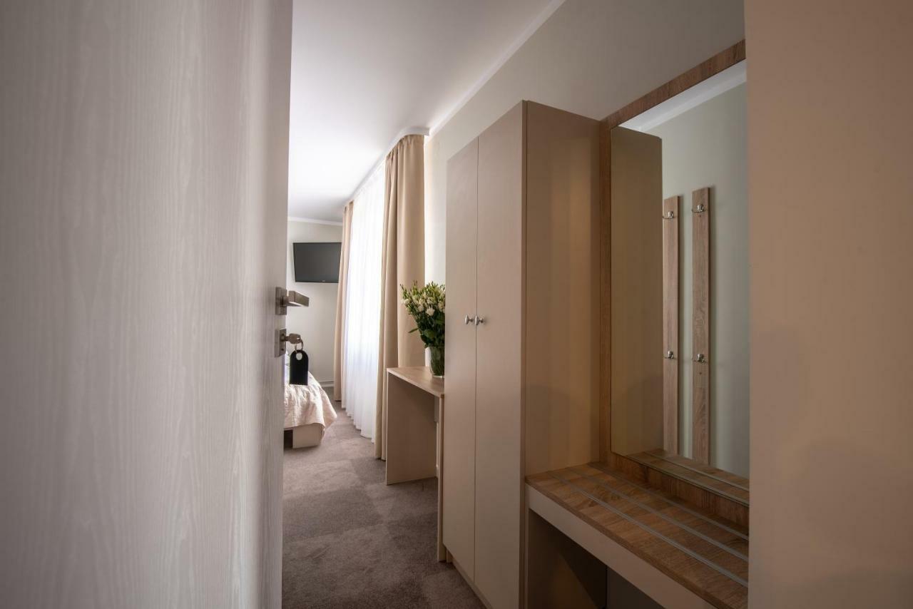 Hotel Bialy Gosciniec à Ciechanów Extérieur photo